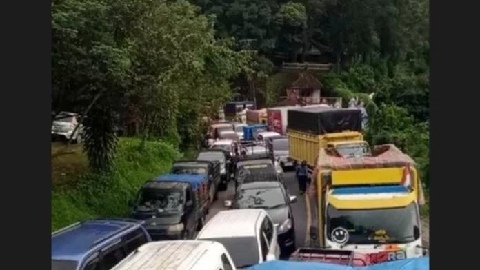 Jalur Medan-Berastagi Macet Parah, Pengendara Terjebak sejak Dini Hari