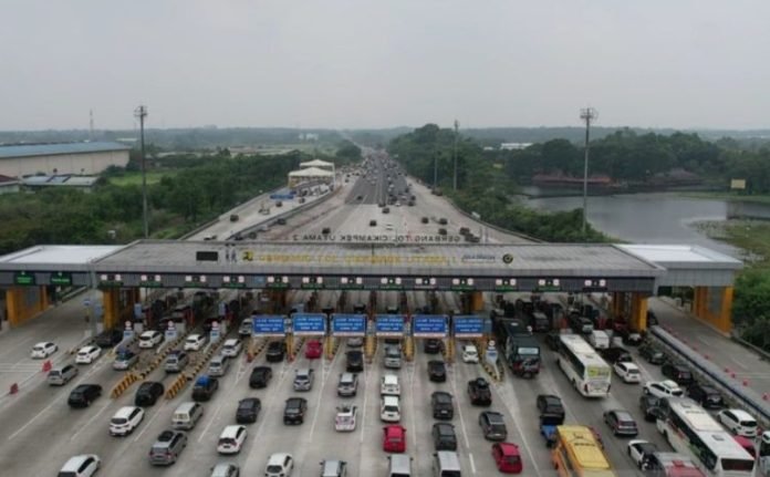 Jelang Libur Nataru, Sebanyak 64.399 Kendaraan Tinggalkan Jakarta via Gerbang Tol Cikampek Utama