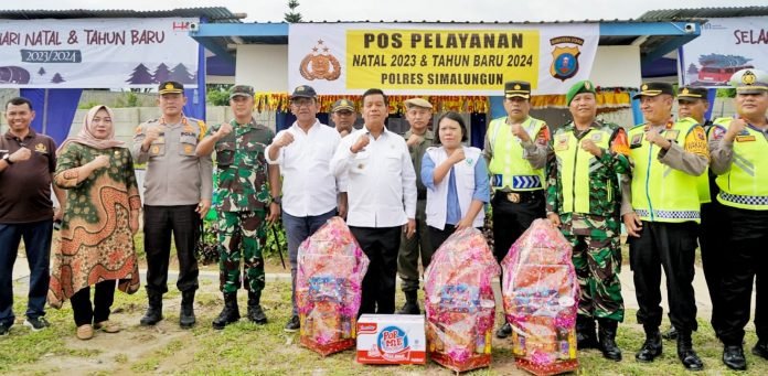 Bupati Simalungun bersama Ketua DPRD serta Kapolres Simalungun foto bersama dengan para anggota TNI- Polri serta Dari Dinas kesehatan yang bertugas di Pos PAM usai memberikan paket Natal kepada para petugas.( Nawasenanews/ Ist)