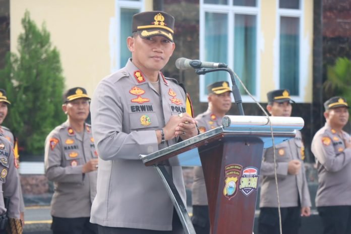 Jelang Pemilu dan Nataru, Kapolres Sidrap Sampaikan Ini ke Personel Saat Pimpin Apel Pagi