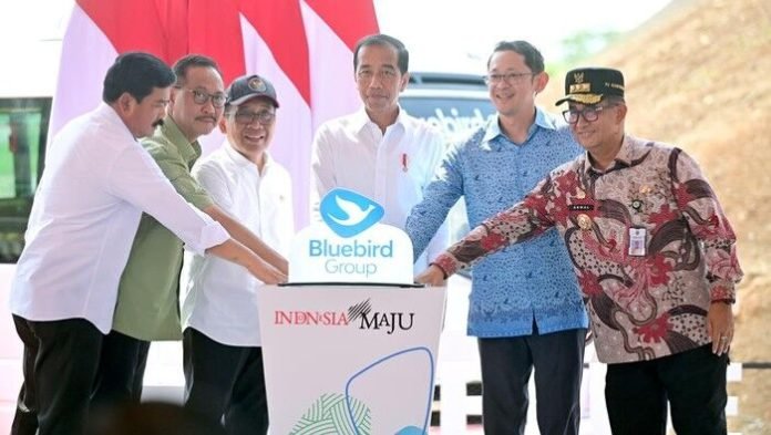Jokowi Luncurkan Transportasi Darat Berbasis Listrik di IKN, Taksi hingga Bus