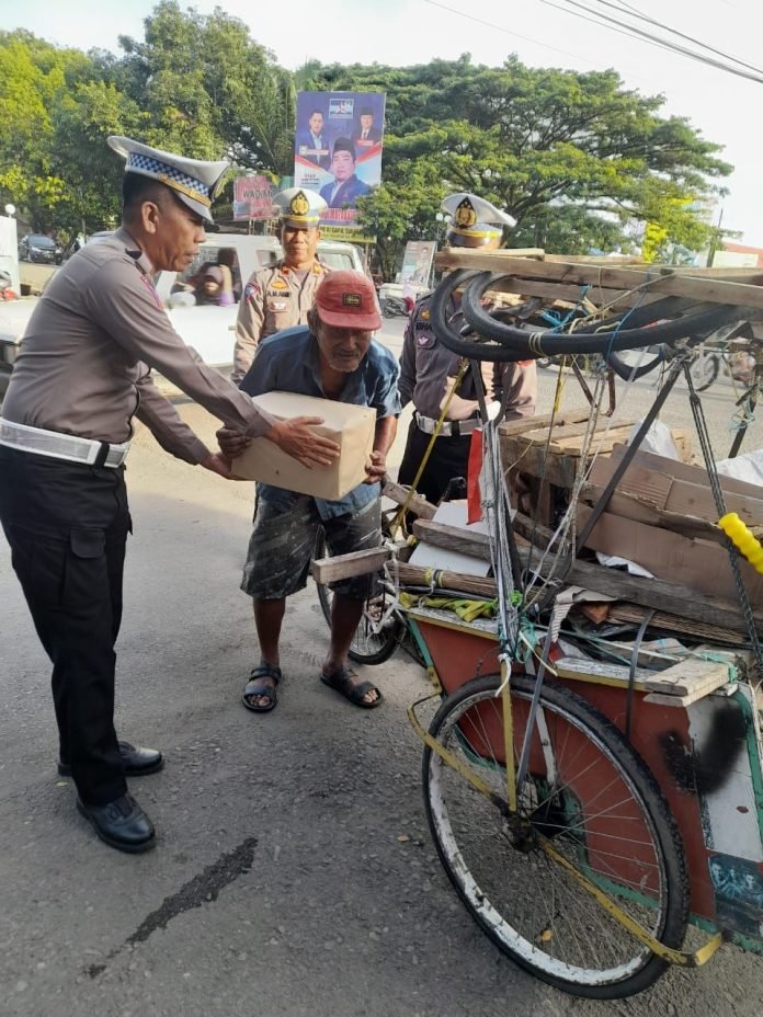 Jumat Berbagi, Satlantas Polres Bone Bagikan Paket Sembako ke Masyarakat