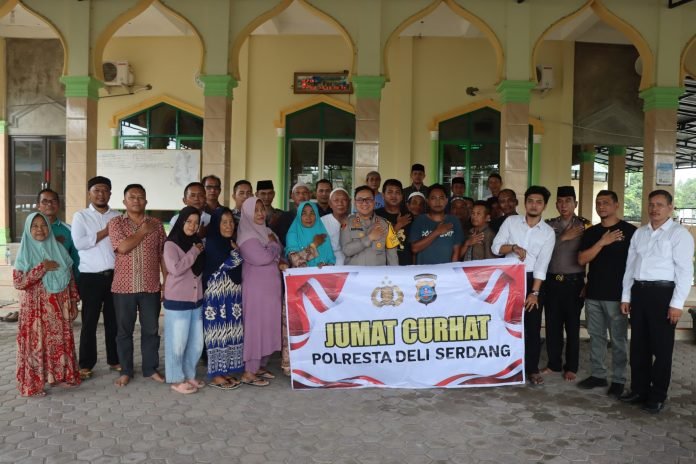 Jumat Curhat, Kapolresta Deli Serdang Duduk Bersama Warga, Dengarkan Keluhan Masyarakat