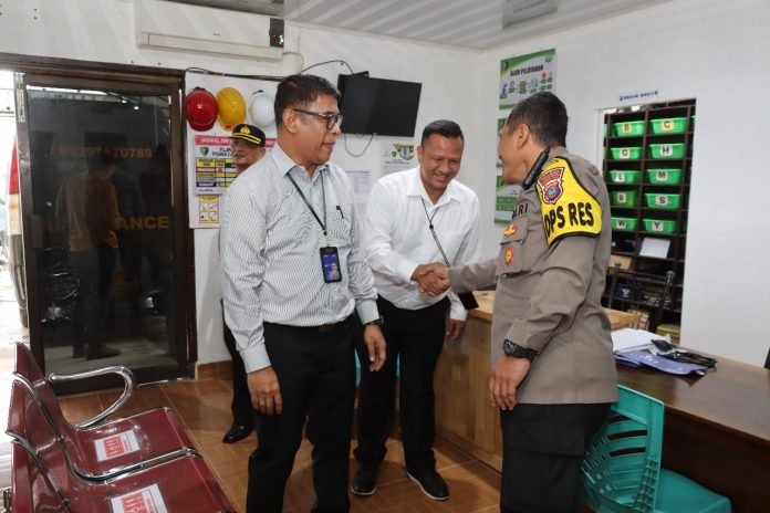 KAPOLRES SIANTAR TERIMA BANTUAN RENOVASI KLINIK DARI PINCA BRI PERDAGANGAN