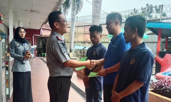Kepala Lapas Kelas IIA Pematangsiantar, M. Pithra Jaya Saragih , memberikan surat remisi kepada WBP yang langsung bebas.