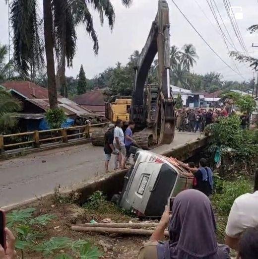 Kalut Hindari Tabrakan Innova Masuk Sungai di Palas