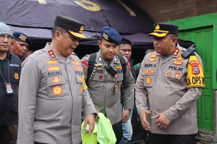 Kapoldasu Didampingi Kapolres Humbahas Kunjungi Desa Terdampak Bencana Longsor di Baktiraja