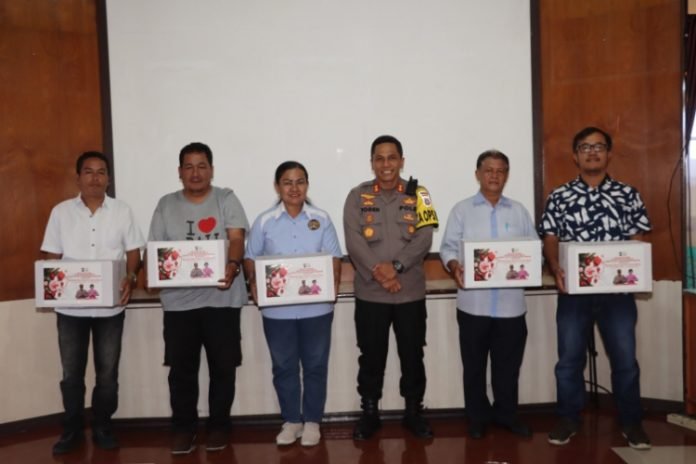 Kapolres Berikan Bingkisan Nataru Bagi Wartawan Unit Polres Pematang Siantar