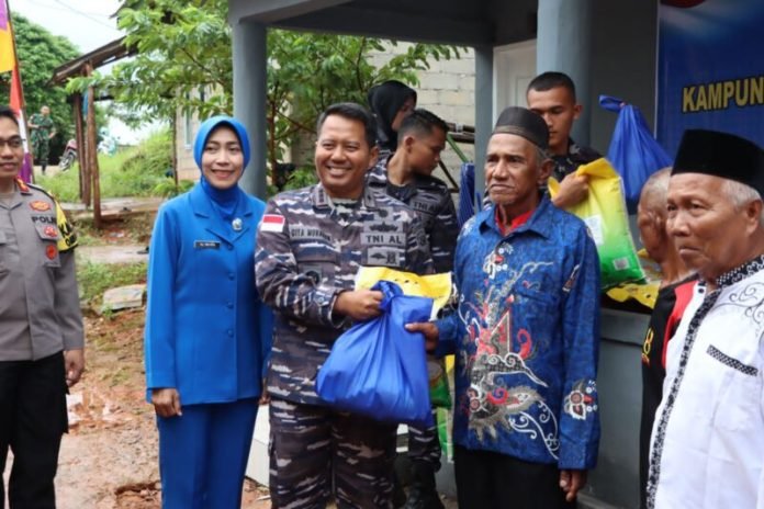 Kapolres Bintan Dampingi Danlanal Bintan Resmikan Kampung Bahari Wilayah Bintan.