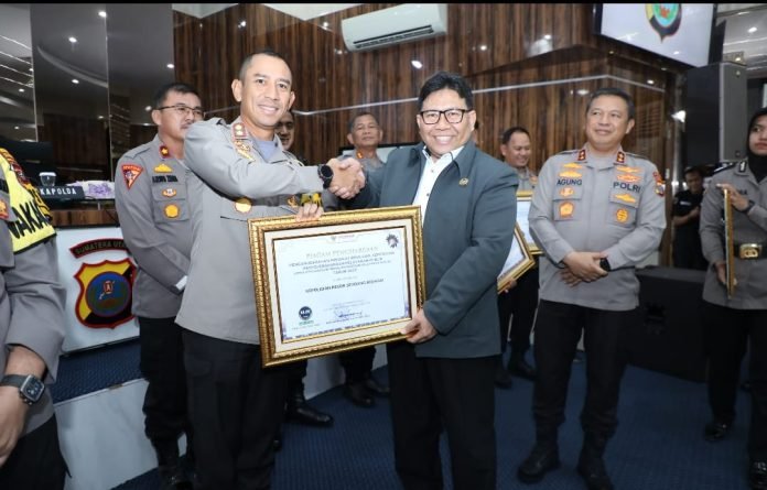Kapolres Sergai Menerima Penganugrahan Dari Ombudsman RI Dalam Pelayanan Opini Kualitas Tertinggi