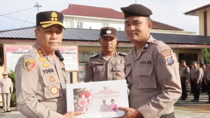 Kapolres Siantar Serahkan Bingkisan Natal Dan Tahun Baru Secara Simbolis Kepada Personil