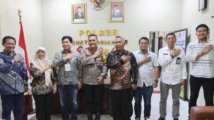 Kapolres Siantar AKBP Yogen Heroes Baruno SH, SIK didampingi Kasat Intelkam IPTU Elga Elite Raga Satria STr.K menerima kunjungan audensi dari Komisioner KPU Kota Siantar.