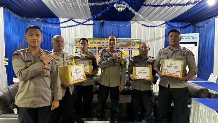 Kapolsek Berikan Tali Asih Kepada Personil Pos Pengamanan Pelabuhan Batu Ampar.