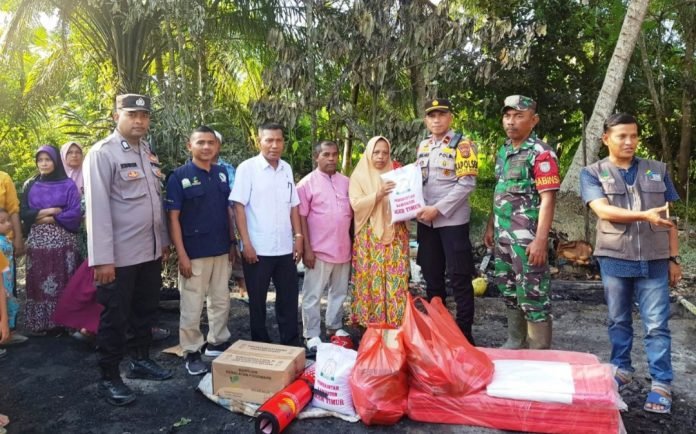Kapolsek Pantee Bidari Serahkan Bantuan Tanggap Darurat Kepada Korban Kebakaran