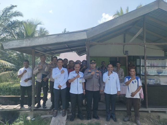 Kapolsek Sabak Auh “Ngopi Mas” Bersama Camat Di Kampung Rempak