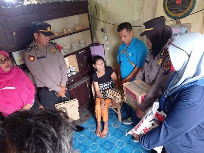 Kapolsek Siantar Barat Sampaikan Kepedulian kepada Warga Korban Bencana