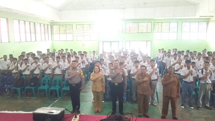 Kapolsek Siantar Timur IPTU Jon H. Purba saat laksanakan bimbingan dan arahan di SMKN 2