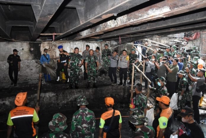 Kasad Jenderal TNI Maruli Simanjuntak Blusukan ke Sungai Krukut