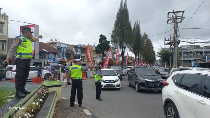 Kawal Kegiatan Pawai Natal GBKP Kota Berastagi, Wakapolres Kompol Aron Siahaan: Personil kita hadir untuk memberikan pelayanan, rasa aman dan nyaman saat kegiatan ini