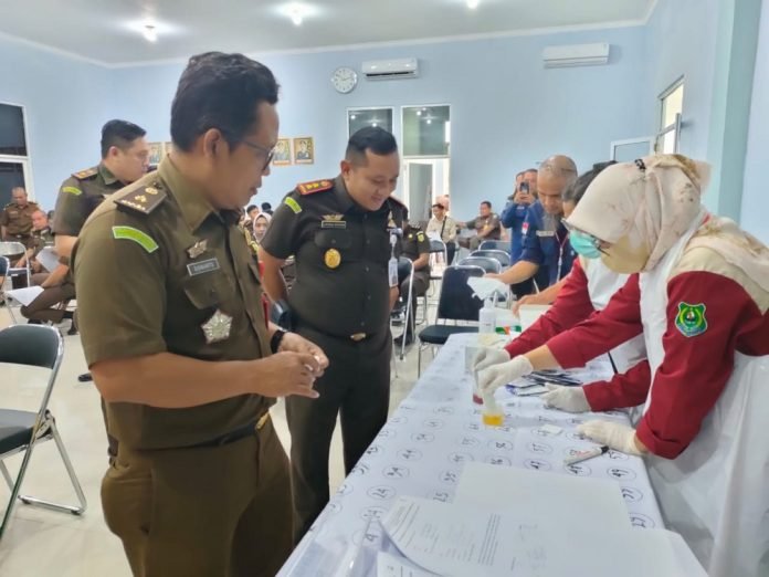 Kejaksaan Negeri Kapuas Lakukan Tes Urine Mendadak Terhadap Pegawai dan PPNPN 1