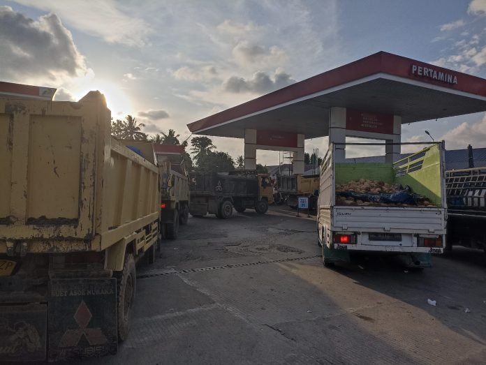 Kelangkaan BBM Kembali Menghantui Aceh Timur:Antrian panjang Menyebabkan Arus Lalu lintas Terganggu Bagi Pengguna Jalan