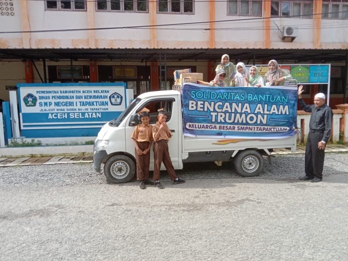 Keluarga Besar SMPN 1 Tapaktuan Serahkankan Bantuan Bencana Trumon