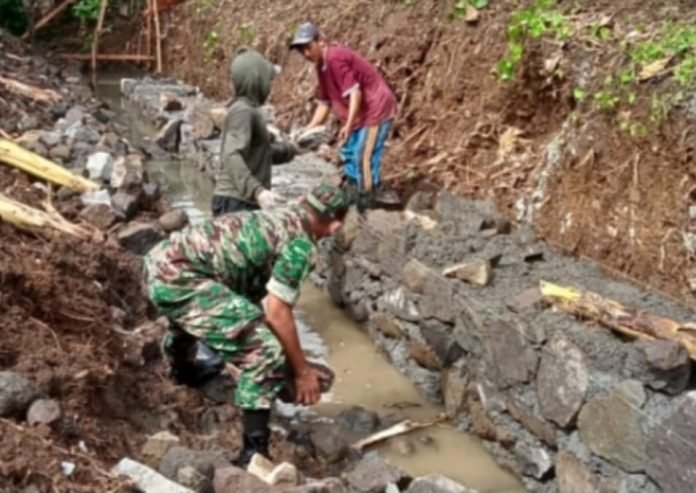 Kemanunggalan TNI Rakyat, Babinsa Gotong Royong Buat Talud