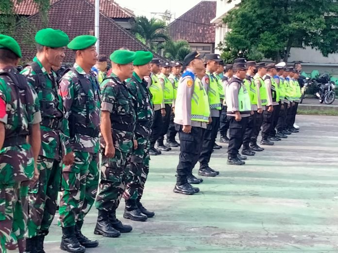 Kepolisian Sektor Gianyar Apel Gelar Pasukan Pengamanan Malam Tahun Baru 2024.