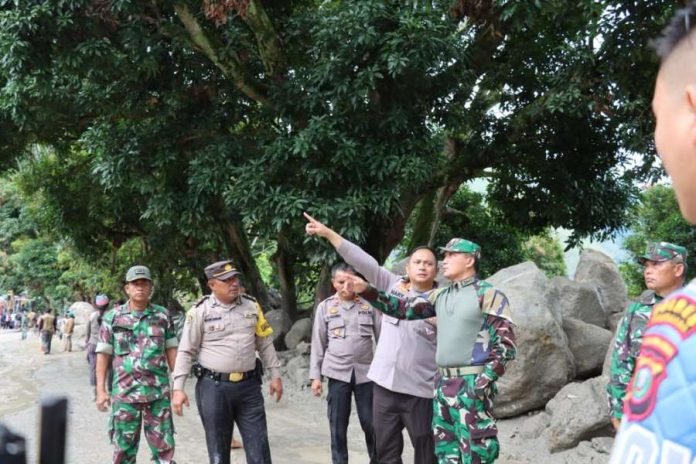 Kerahkan Personel, Polda Sumut  Bantu Evakuasi Korban Longsor Humbahas