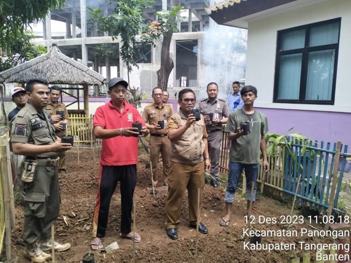 Keren….!! Kendalikan Inflasi  Drs. H. Heru Utari ( Camat Panongan ) Lakukan Gerakan Tanam Cabai