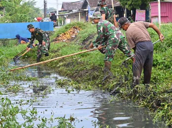Kodim 0726/Sukoharjo Gandeng Warga Masyarakat Kampung Brumbung Bersihkan Kali Kriwen
