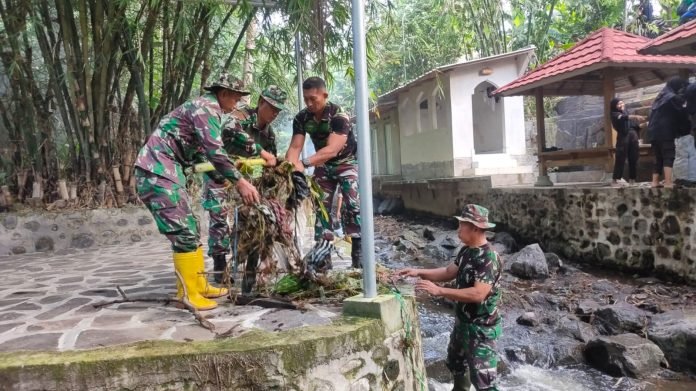 Kodim 1615/Lotim Lakukan Mitigasi Bencana Dengan Bersihkan Sungai Di Desa Lenek.