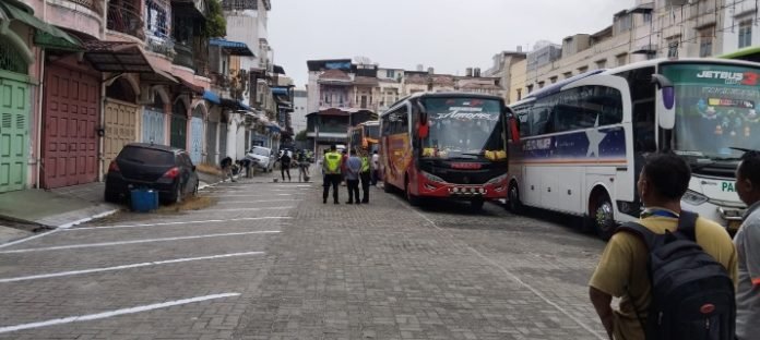 Komplek Bisnis Jadi “Terminal” Bus Paradep, Pembuatan Batas Jalur Parkir Dihadang