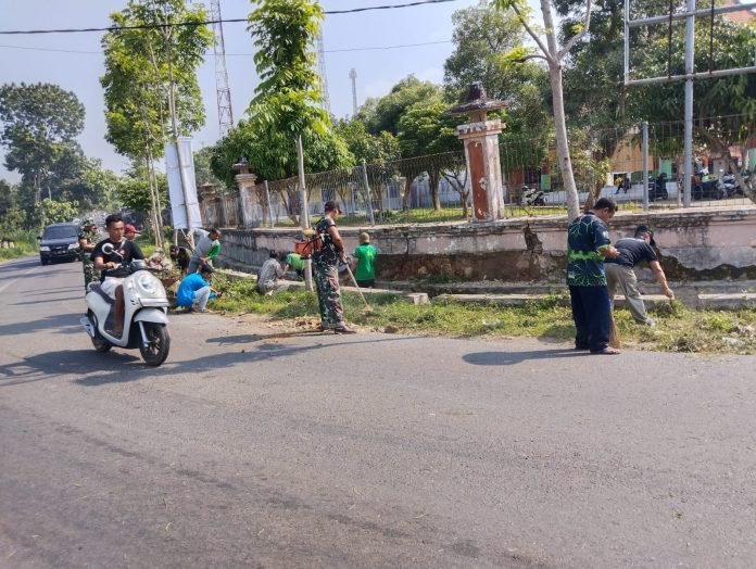 Koramil 0826-07 Pegantenan Dan Forkopimcam Bersatu Dalam Karya Bhakti Pembersihan Selokan