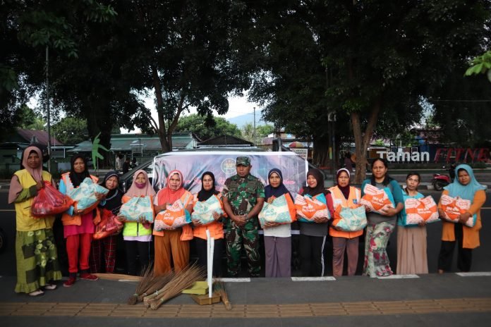 Korem 152/Baabullah Bagikan Sembako kepada Pahlawan Kebersihan