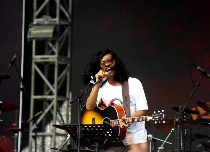 Kritik Penguasa, Anak Wiji Thukul Bacakan Puisi “Momok Hiyong”