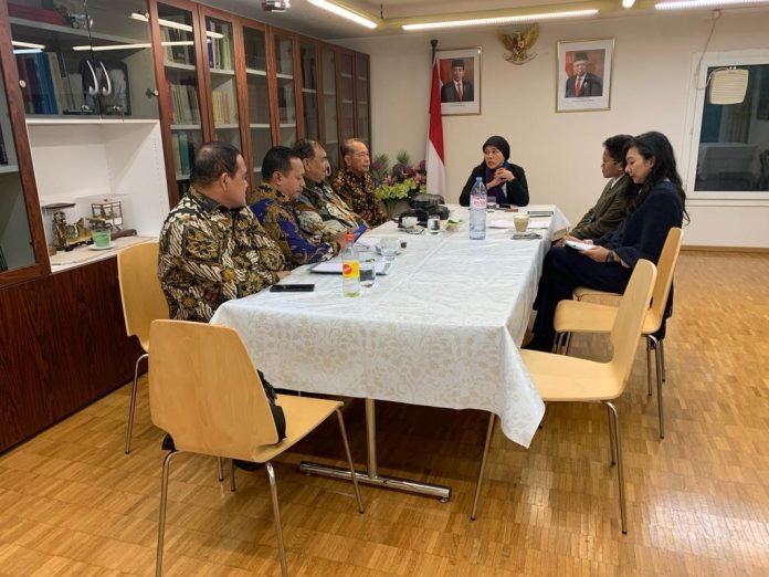 DUBES RI di Swiss diwakili Pejabat Bidang Politik Ida Mulia Dewi (tengah depan), dan V Adinegoro menerima kunjungan anggota DPRD Sumut di gedung Kedubes di Bern, Selasa pekan lalu. Waspada/Ist