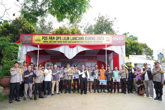 Kunjungan Kapolda Riau dan Pengurus DPD IKAL Lemhanas Riau ke Posko Pengamanan Natal dan Tahun Baru 202