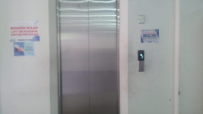 Lift di Gedung Pelayanan BPKB Ditlantas Polda Jabar Gunakan kartu Akses, Pintu Darurat Dibiarkan terbuka