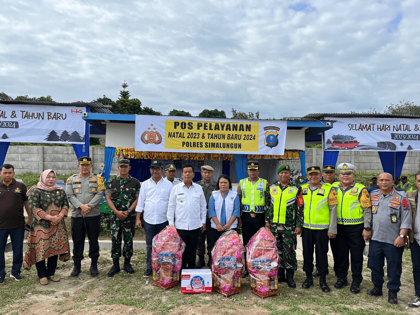 Di Sela Cek Ops Lilin Toba Kapolres Simalungun Beri Bingkisan kepada Personil