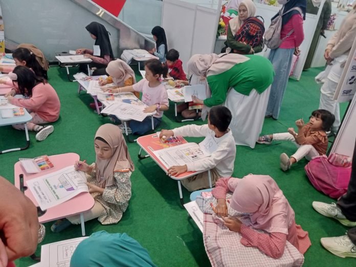 Lomba Mewarnai Siswa SD Di Bazar Halal Food FKMI Meriah