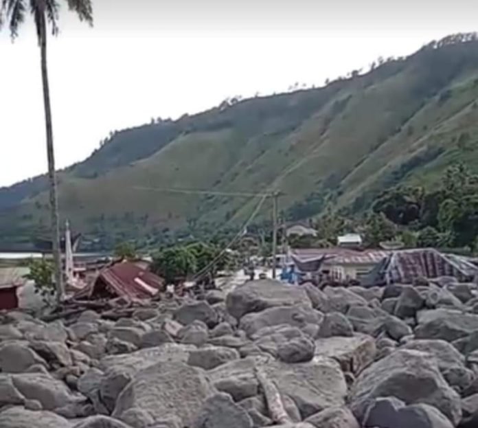 Longsor Di Simangunlampe, 10 Orang Hilang 14 Rumah Tertimbun