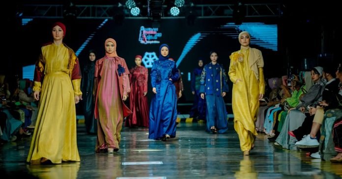 MMF 2023 Meriah, Kahiyang Ayu Apresiasi Hasil Karya Para Desainer