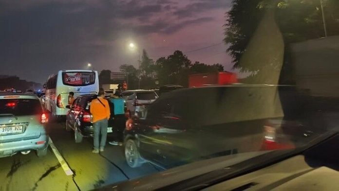 Macet Hingga 3 jam di Tol Cipularang, Warga Kutuk Aksi Buruh yang Tutup jalan