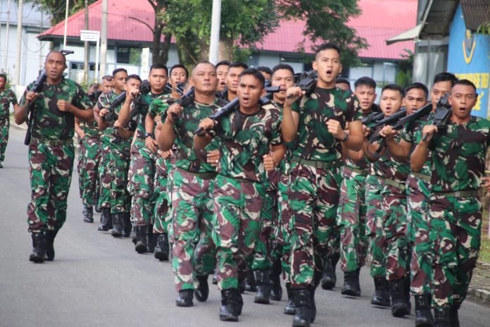 Memelihara Kesiapan Tempur Prajurit Petarung Salawaku Yonmarhanlan IX Ambon Laksanakan Lari Pagi Bersenjata