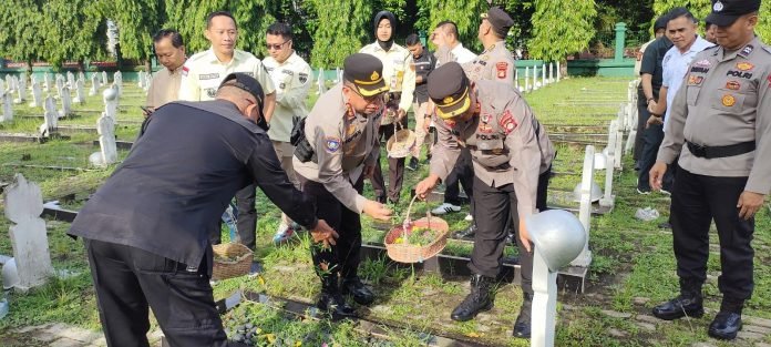 Mengenang Jasa Pahlawan, Dirbinmas Polda Sumsel Tabur Bunga di TMP
