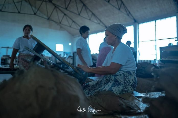 Menguak Keunikan Kretek: Jejak Sejarah dan Peran Perempuan yang Menggetarkan