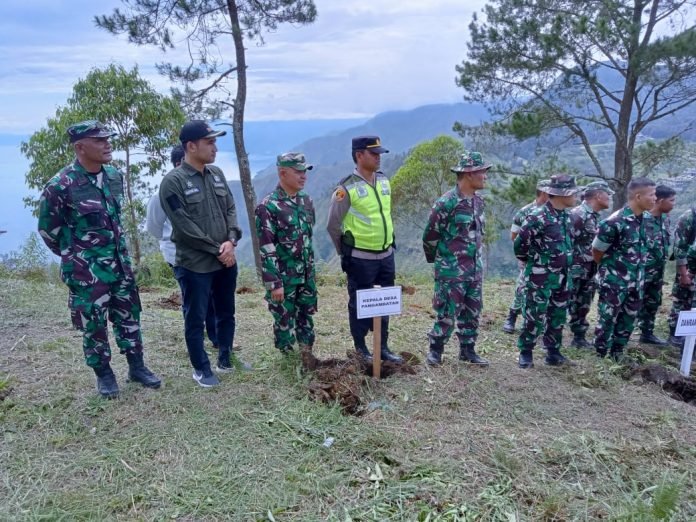 Mewakili AKBP Wahyudi Rahman, Kapolsek Tigapanah AKP Halason Sihotang Hadiri Karya Bakti Penanaman Pohon Dalam Rangka Hari Juang TNI AD