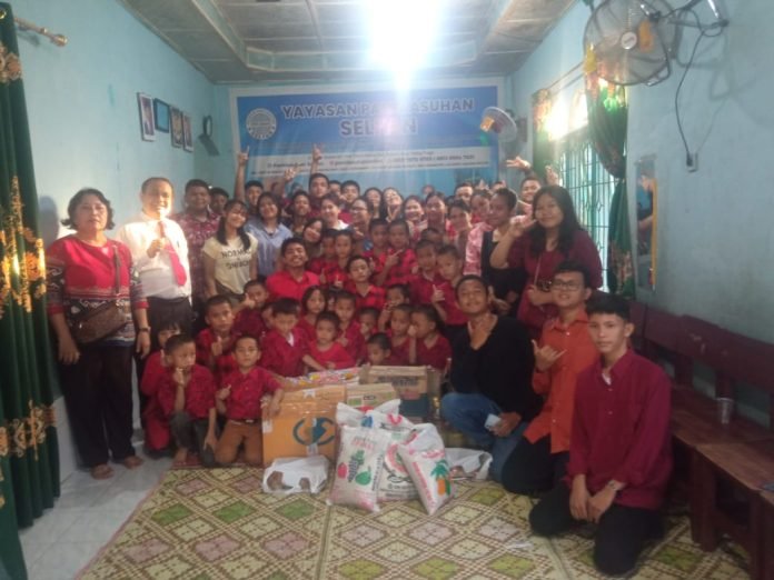 Namaposo GKPS Tebing Tinggi Berbagi Kasih ke Panti Asuhan Selfan