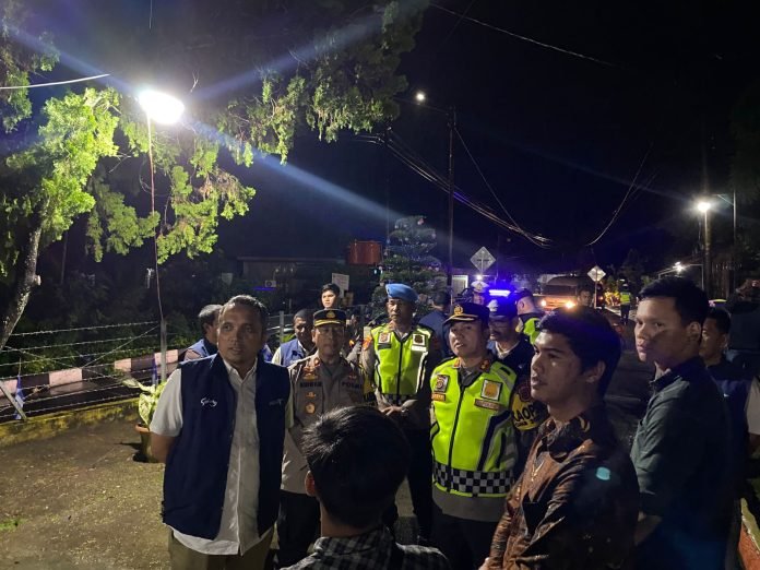 Tampak dalam gambar Pj. Wali Kota Sabang, Reza Fahlevi dan Kapolres Sabang, AKBP Erwan, SH, MH memantau suasana malam Natal bersama tim Operasi Lilin Seulawah, Minggu malam. (Waspada/ist)